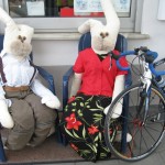 Osterhasen an der Tankstelle in Wuzelbach